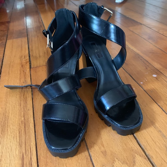 Black Pumps - Picture 3 of 3